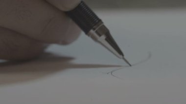 Mücevherlerin gelecekteki tasarımını çizer.