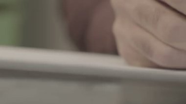 Mücevherlerin gelecekteki tasarımını çizer.