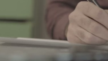 Mücevherlerin gelecekteki tasarımını çizer.
