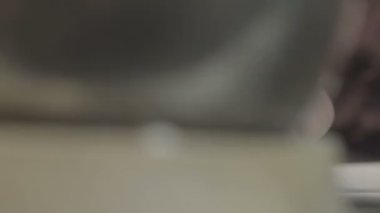 Mücevherlerin gelecekteki tasarımını çizer.