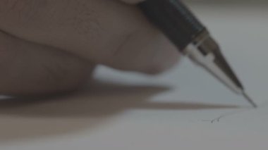 Mücevherlerin gelecekteki tasarımını çizer.