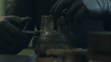 Kuyumcu gümüşten mücevher yapar. Kuyumcu gümüşü eritiyor, üzerinde desenler oluşturuyor, öğütüyor, kesiyor ve matkaplar yapıyor. iş gazı meşalesi