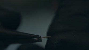 Kuyumcu gümüşten mücevher yapar. Kuyumcu gümüşü eritiyor, üzerinde desenler oluşturuyor, öğütüyor, kesiyor ve matkaplar yapıyor. iş gazı meşalesi