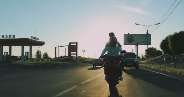 Verliebtes Paar Beim Motorradfahren Während Des Sonnenuntergangs — Stockvideo