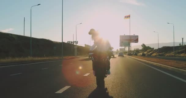 日落时相爱的夫妻骑摩托车 — 图库视频影像