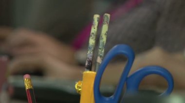 Bilgisayarların önünde çalışan ofis çalışanları