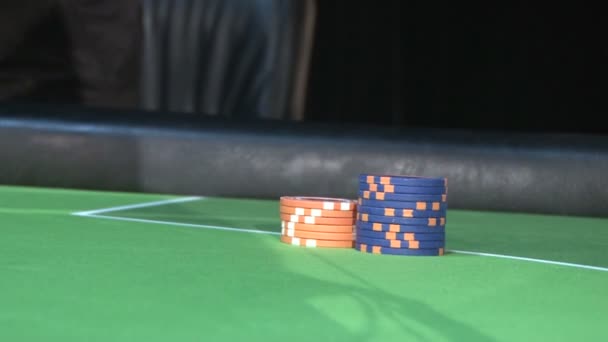Gente Del Casinò Gioca Poker Dare Carte Giocatori Mazziere Chips — Video Stock