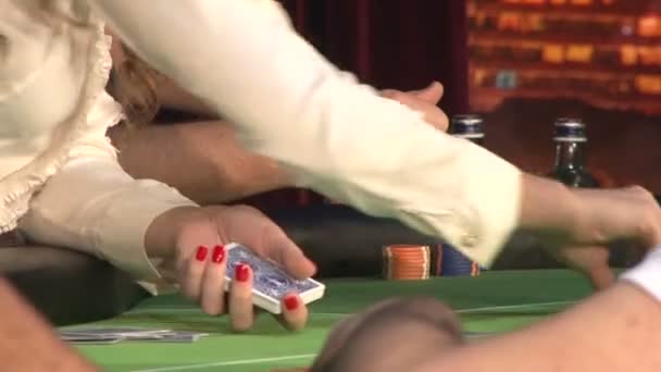 Orang Kasino Bermain Poker Berikan Kartu Pemain Dealer Chips — Stok Video