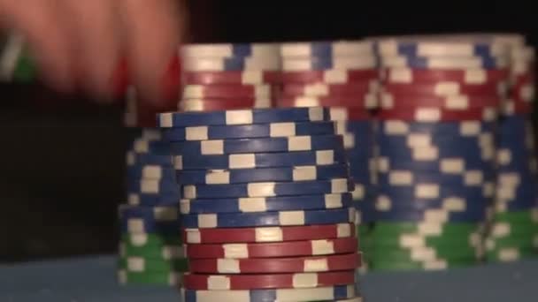 Casino Leute Spielen Poker Karten Spieler Geben Dealer Chips — Stockvideo