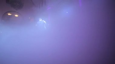 Büyük bir restoranda düğün dansı. Duman perdesinin etrafında dans et