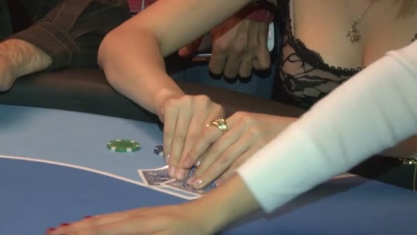 Casino Mensen Spelen Poker Geven Kaarten Aan Spelers Dealer Chips — Stockvideo