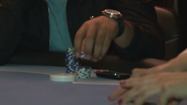 Casino Leute Spielen Poker Karten Spieler Geben Dealer Chips — Stockvideo