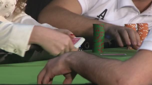 Gente Del Casino Juega Póquer Dar Cartas Los Jugadores Fichas — Vídeos de Stock