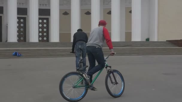 Хлопці Велосипедах Роблять Трюки — стокове відео