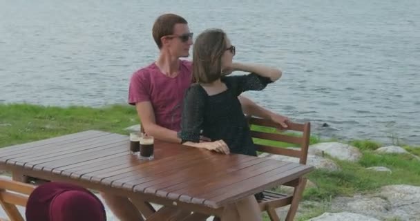 Couple Amoureux Assis Près Marina Près Mer Admirez Paysage Étreignez — Video