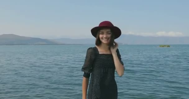 Fata Stait Dig Mers Jos Plajă Pozând Fața Camerei Zâmbind — Videoclip de stoc