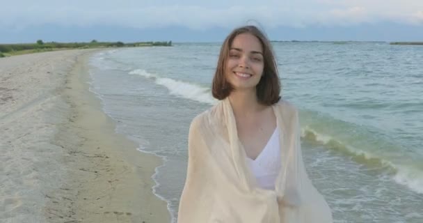 Een Meisje Dat Het Strand Loopt Poseren Voor Camera Lachen — Stockvideo