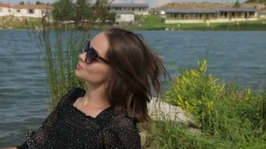 Slow Motion, bir fotoğrafçı ona sahilde poz veren bir kızın fotoğrafını çeker.