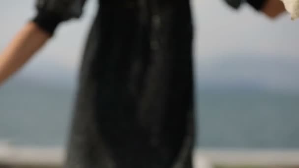 Дівчина Капелюсі Ходить Пірсі Вітер Грає Головою Повільний Рух — стокове відео