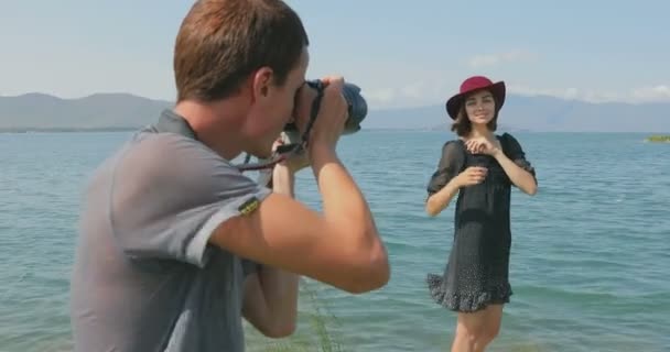 Slow Motion Ein Fotograf Fotografiert Ein Mädchen Das Ufer Für — Stockvideo
