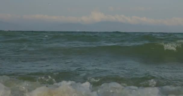 Gelombang Istirahat Pantai Dan Batu Gelombang Mencatat Dari Sudut Yang — Stok Video