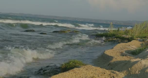 Wellen Brechen Strand Und Felsen Auf Wellen Die Aus Verschiedenen — Stockvideo