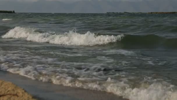 Olas Rompen Playa Rocas Olas Que Bajan Desde Diferentes Ángulos — Vídeos de Stock