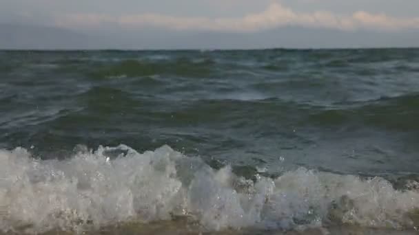 Κύματα Σπάνε Στην Παραλία Και Βράχια Κύματα Κατεβαίνουν Από Διαφορετικές — Αρχείο Βίντεο