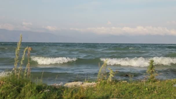 Olas Rompen Playa Rocas Olas Que Bajan Desde Diferentes Ángulos — Vídeos de Stock