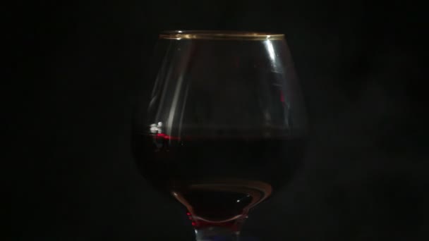 Ateşin Üzerinde Bir Kadeh Kırmızı Şarap Duruyor Güzel Doğal Bir — Stok video