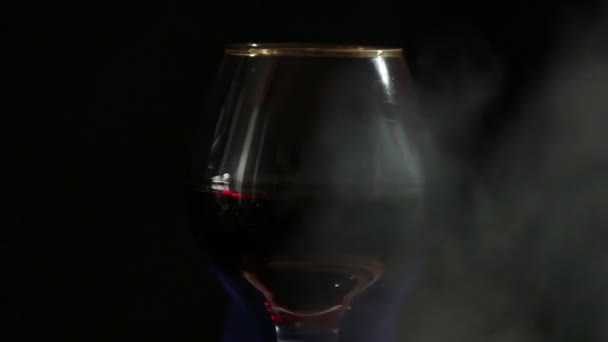 Ein Glas Rotwein Flammen Steht Auf Einem Schönen Naturstein — Stockvideo