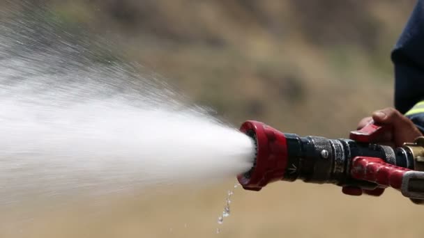 Camión Bomberos Acerca Lugar Del Incendio Los Bomberos Salen Del — Vídeos de Stock