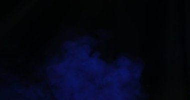 Çok renkli dumanlar havada uçuşuyor.