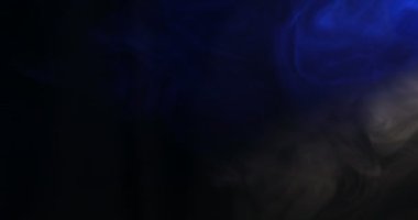 Çok renkli dumanlar havada uçuşuyor.