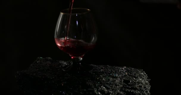 Verser Vin Rouge Dans Verre Devant Fond Noir — Video