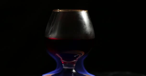Ateşin Üzerinde Bir Kadeh Kırmızı Şarap Duruyor Güzel Doğal Bir — Stok video