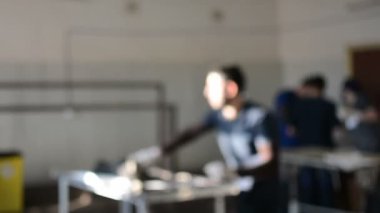 Bir köpek veteriner kliniğinde ameliyat oluyor, zaman aşımına uğramış.