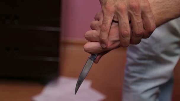 房间里男人之间用刀打斗 — 图库视频影像