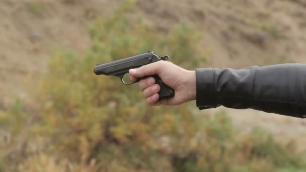 Seorang Pria Menembak Pistol Dengan Percikan Api Hanya Lengan Dalam — Stok Video