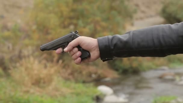 Uomo Spara Una Pistola Con Scintille Solo Braccio Nel Telaio — Video Stock