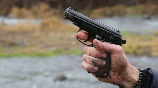 Homem Dispara Uma Pistola Com Faíscas Apenas Braço Moldura — Vídeo de Stock