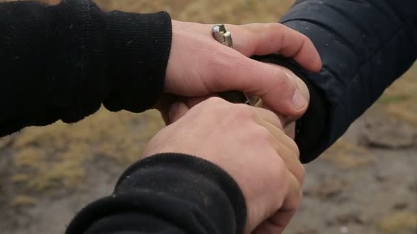 Der Mann Versucht Die Granate Wegzunehmen Aber Sie Fällt Herunter — Stockvideo