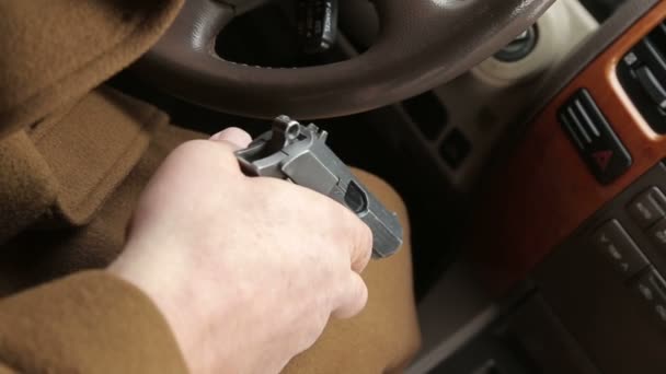 Hombre Sostiene Arma Pistola Arma Pistola Mano Coche — Vídeo de stock