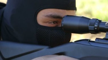 Keskin nişancı / nişancı nişan alır ve ateş eder - Yavaş Hareket