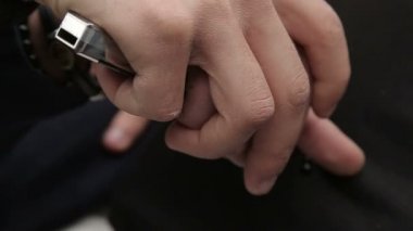 Bir adam diğerini bıçakla yaralar, delik yarasından kan akar.