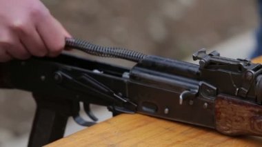 Askeri öğrenciler AK-47 tüfeklerini söküp monte etmeyi öğreniyorlar.