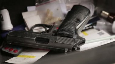 Erkek el, arabanın torpido gözünden silah, tabanca, tabanca, tabanca çıkardı.