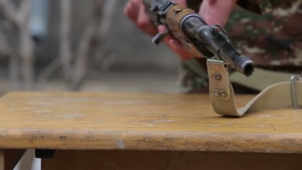 Estudiantes Militares Aprenden Desmontar Montar Rifle — Vídeos de Stock