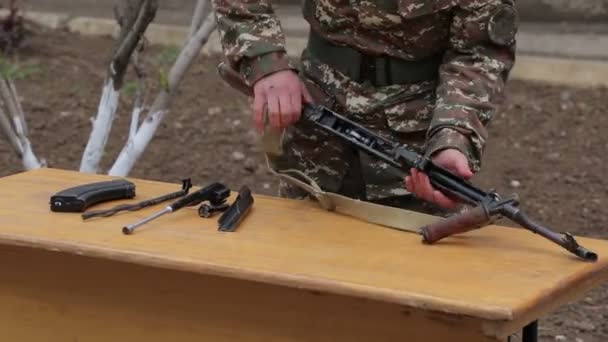 Vojenští Studenti Učí Rozebrat Sestavit Riffel — Stock video