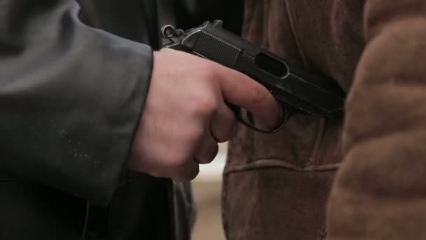 Menacer Les Gens Avec Une Arme Tirer — Video